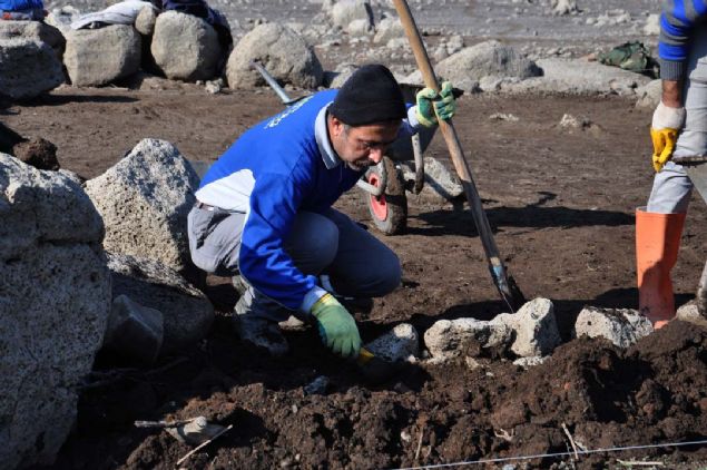 slahiye ile merkezine 25 kilometre uzaklktakiTahtakpr Barajnda bir sre nce sularn ekilmesiyle Hamam Hy ortaya kt.    