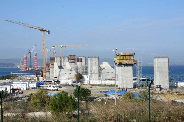 NCELKL TASARIM  <br><br>  1915 anakkale Kprs, tasarmndaki inceliklerle de dnyada bir ilk olmaya aday. Cumhuriyet'in 100'nc kurulu yl dnmn temsil eden 2023 metrelik orta aklyla, tamamlandnda dnyann en byk orta aklna sahip asma kprs unvanna sahip olacak. 