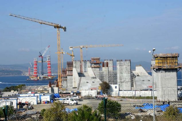 Kprnn slak havuzdaki kule kesonlarnda, elik aft montaj tamamland.  <br><br>  Geen Mays aynda isekule kesonlar denize batrld. Ardndan da 1915 anakkale Kprs'nn Avrupa ve Asya yakas kule kesonlar zerinde ayaklar ykselmeye balad.   <br><br>  uan Gelibolu ve Lapseki yakasnda deniz ierisindekikesonlar zerine 8'inci bloklar konuldu ve kpr ayaklarnn ykseklii de 84 metreye ulat. 