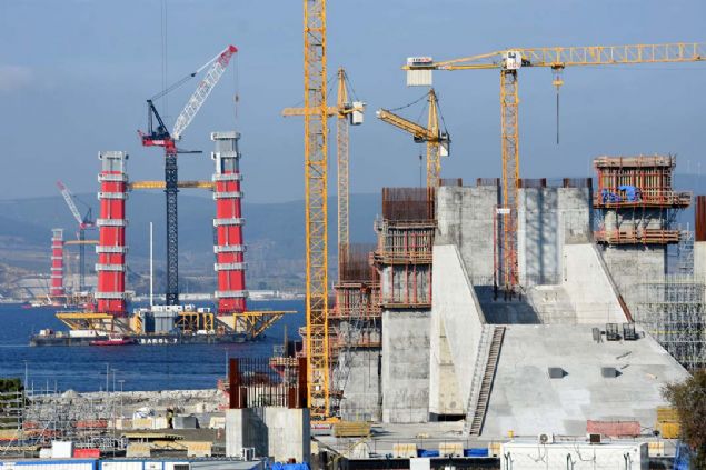 Temeli, 18 Mart 2017 tarihindeCumhurbakan Recep Tayyip Erdoan tarafndan trenle atlan 1915 anakkale Kprs, Cumhuriyet'in kuruluunun 100'nc ylnn simgesi olarak2023 metrelikorta aklyla dnyann en uzun kuleler aras akla sahip asma kprs olacak.  <br><br>  18 Mart 2022 tarihine kadar tamamlanmas planlanan kpr almalar, deniz zerinde ykselen ayaklarn yanndaMalkara- anakkale arasndaki 103kilometrelik otoyol ile Gelibolu ve Lapseki yakalarnda karada da devam ediyor. Kpr inaatnda 2500kii, otoyol projesinde ise 3600 kii alyor.   