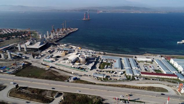 ANAKKALEBoaz'nda, Gelibolu'nun Stlce ve Lapseki'nin ekerkaya mevkileri arasnda ina edilen 1915 anakkale Kprs'nn her iki yakasndaki ankraj blou imalat bitti.    