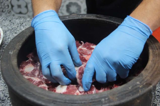 Kayseri'de 12 yldr paa ustal yapan Abdullah Reyhan verdii bilgilerde, danann srt etinden yaplan p hakknda, 'P her derde devadr, herkes mutlaka yemeli' dedi.    