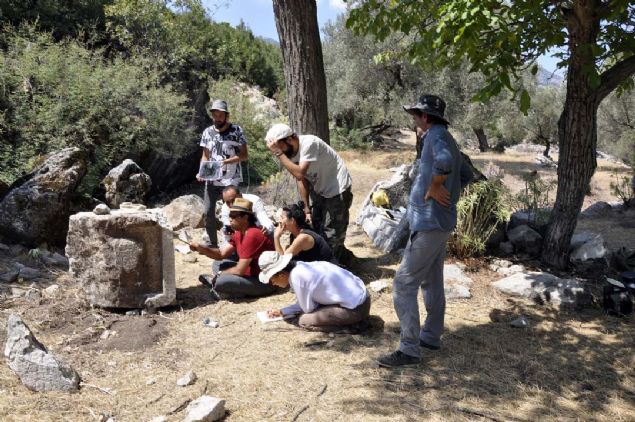 �len arkada�lar�n�n cenaze masraflar�n� ve g�m� i�lemlerini yerine getirmi�. Bu yaz�t grubunda �len ki�inin ve onun cenaze i�lemlerini yapan arkada�lar�n�n isimleri yer al�yor.   <br><br>  Yaz�t, 'Dostlar' kelimesiyle ba�l�yor. Bu arkada�lardan isimleri ��karabildiklerimiz, Epagathos II, Pixas, Thalamos, Deios, Epaphrodeitos, Kalotykhos, Philatos, Demetras, Karpos,Thalliarkhos, Diogas, Quintus Euphrosynos, Karpos, Epagathos ve Claudius Daphnikos' dedi.   <br><br>  (DHA) 