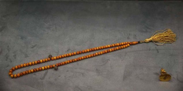 Bunlarn zerinde Japon imparatorluk armas krizantem ieinin kazma tekniiyle ilenmi olduunu gryoruz. Bu marangozluk aletlerinde fil dii kasnaklar ve Uzak Dou motifleri bulunmakta. Bu tr aletlerle Sultan Abdlhamid oymaclk ve kakmaclk gibi ok ince ahap iilikleri yapyordu.' diye konutu. 