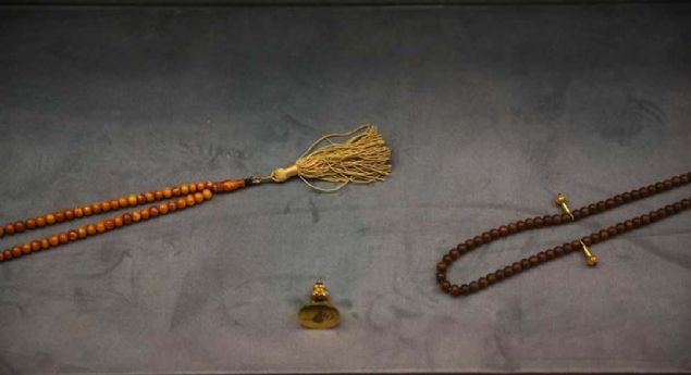 Sap ksmnda kalem ii, rumi desenler, altn kaplamal ereveler yer alyor. Ba ksmnda sedef rozet bulunuyor. Altgen formlu kamnn her bir yzeyinin sedef kakma ve rumi bezekli olduu belirtiliyor.  