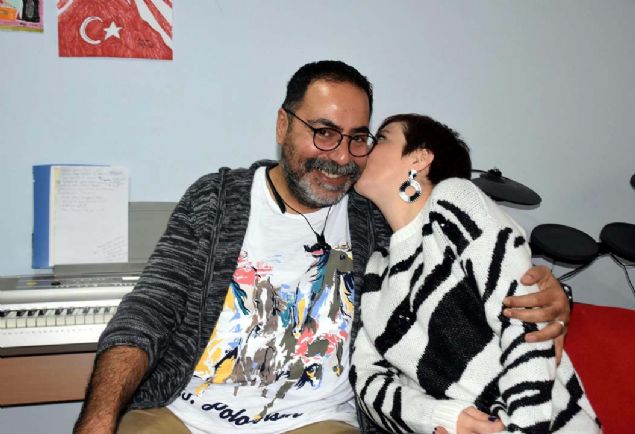 Ei Nesrin nal'n kendisine ok destek olduuna dikkat eken nal, eskiye nazaran sahnede daha hareketli ve daha enerjik olduunu ve kendisini daha komik hissettiini anlatt.  <br><br>  Sabahlar iki elma ve bir muz yiyerek gne balayan nal, 'Domates, dereotu, maydanoz, nane ve reyhan otu ile kurutulmu meyvelere biraz zeytinya dkyor zerine kekik serpiyorum. Bu beni ok zinde tutuyor' diye konutu. 