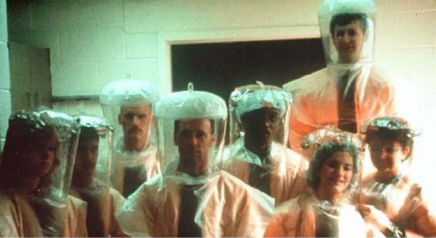 Reston ebola krizi Kurbannn iki haftadan daha ksa srede lmne neden olan ve bir dnem dnyay tehdit eden ebola virs, alnan nlemler sayesinde nfus asndan kalabalk yerlere ulaamad.  <br><br>  Ancak yakn bir gemite, 1989'da Filipinlerden Amerika'ya gnderilen birka maymunda virse rastlanmas neredeyse bir felakete yol ayordu.   <br><br>  Virginia eyaletindeki Reston'a gnderilen maymunlarn hepsi Ebola yznden aniden ld. Bilim insanlar duruma tedbir almak iin seferber oldu ancak hazrlksz yakalanan bu virsn ksa srede nlemini alma ihtimali yoktu. Neyse ki maymunlardaki virsn, insanlara zarar vermeyen cinsten olduu tespit edildi. Tam tersi bir durumda byk bir felaket kapdayd!       