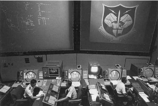 NORAD bilgisayar ipi arzas 1945'ten 1990'a kadar sren Souk Sava srecinde dnyann kaderi bir iplie bal gibiydi. Nkleer sava ihtimali tm dnyay korkutuyordu, 3 Haziran 1980 tarihi de dnyann bu savaa en ok yaklat gnlerden biriydi.   <br><br>  Amerika bakannn gvenlik danman Zbigniew Brezezinski, lkeye bir nkleer saldr gerekletirildiine dair bir telefon ald ve ksa srede tm lke krmz alarma geti.   <br><br>  Hava kuvvetleri nkleer silahlarla donatld ve kalka hazrland. Ne var ki bunun bir yanl alarm olduu bir facia gereklemeden anlald, sadece Pentagon'da ucuz bir bilgisayar ipi arzalanm ve bir saldr olduu sinyalini vermiti.  <br><br>  Tek bir ip yznden byk bir nkleer savan kmasna ramak kalmt. Zbigniew Brezezinski bu olay anlatrken telefonu aldnda, 30 dakika iinde lm olabileceklerini dnerek, yannda yatan karsn uyandrmadn sylyor.             