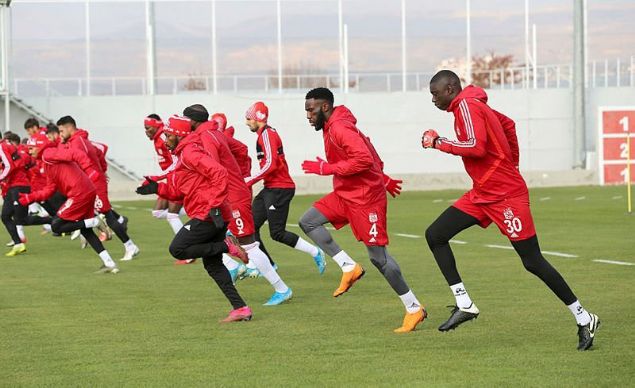                                                                Srpriz lider Sivasspor'un 30 puan bulunurken Yiidolar'n hemen arkasnda 27 puanl Beikta ikinci sray alm durumda.                                                         