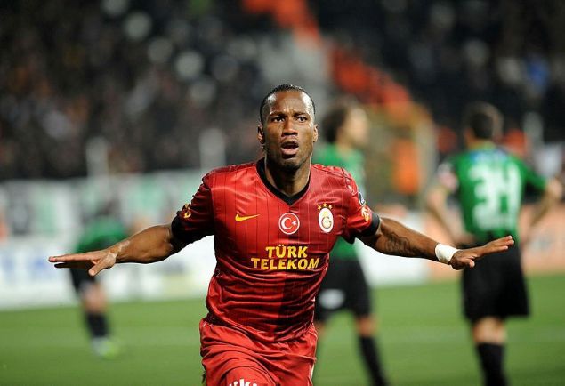                                                                 Wesley Sneijder ve Didier Drogba'ya art arda imza attran sar krmzllar, hem ligde 10 puan farkla rakiplerini srklase ederek ampiyon oldu hem de ampiyonlar Ligi'nde Schalke'yi eleyerek eyrek finale kadar ykseldi.                                                         