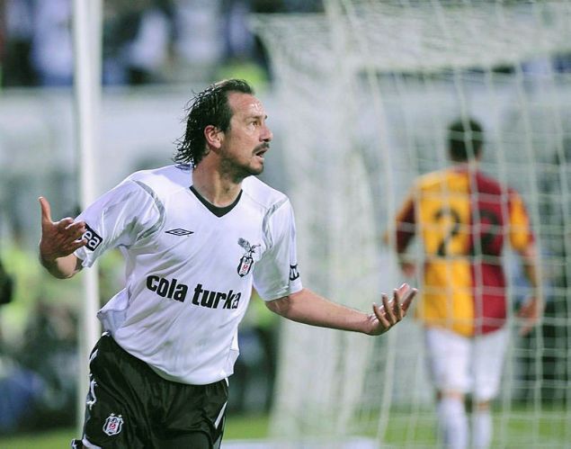                                                                 Siyah beyazllar ezeli rakiplerini geriden gelip geti, ampiyon oldu.                                                         