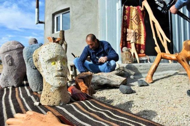 Kimi zaman dada, kimi zaman da kydeki evinin nnde heykel yaptn anlatan Yaln, unlar kaydetti:   <br><br>  '4 yl nce obanlk yaparken bir ta grdm, sanki 'ben sradan bir ta deilim' dercesine dikkatimi ekti. Onu alp ilemeye baladm ve o gnden sonra aatan, tatan ve birok atk malzemeden heykel yaptm.   dikkatini ekiyor.   