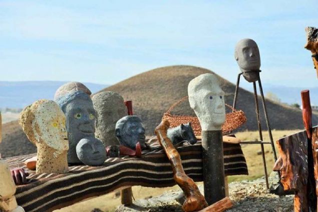 Mu'un Varto ilesinde obanlkla ailesini geindiren 34 yandaki Vedat Yaln'n eitli malzemelerle yapt heykeller, grenlerin dikkatini ekiyor.   <br><br>  Sergi amak istediini vurgulayan Yaln, '4 yl nce obanlk yaparken bir ta grdm, sanki 'ben sradan bir ta deilim' dercesine dikkatimi ekti.   <br><br>  Onu alp ilemeye baladm ve o gnden sonra aatan, tatan ve birok atk malzemeden heykel yaptm' dedi.     