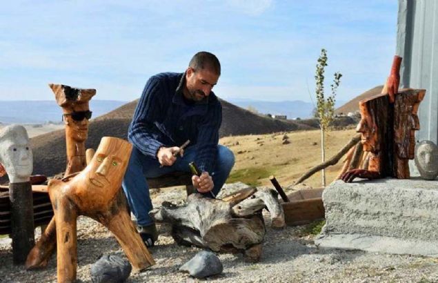 lk zamanlar kydekilerin kendisini eletirdiini aktaran Yaln, 'eitli objeler, heykeller yaptka onlarn da dikkatini ekti. Her gn gelip yaptm ilere bakmaya baladlar.  