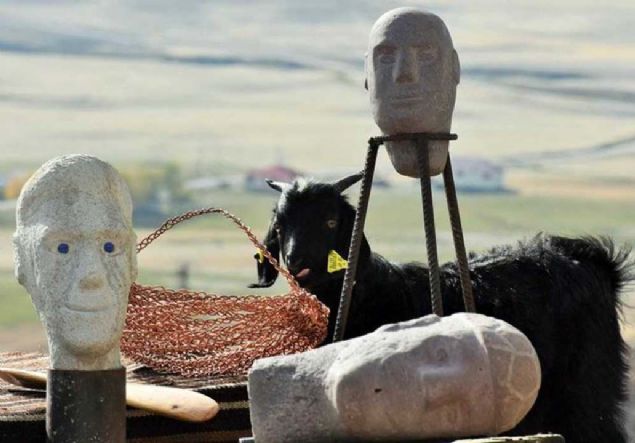 Ben yaptka onlar benim ne yapmak istediimi anlad. Yeteri kadar eser yaptktan sonra, nce kymde sonra da kentte sergi amay hayal ediyorum.' ifadelerini kulland. 