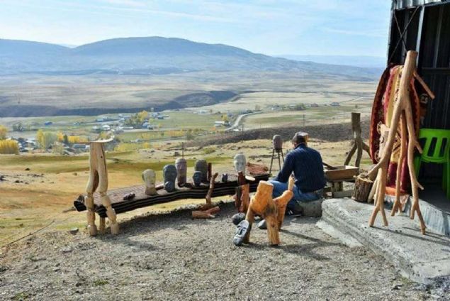 Koyunlar otlatrken talara ve aalara hi kimsenin bakmad adan bakyorum. Bir yz veya objeye benzettiklerimi alp iliyorum. Baz aalar bana 'yanp kl olmak istemiyorum' diyor sanki.   <br><br>  Frna ekmek almaya gittiimde grdm bir aa dikkatimi ekti. Frncdan ona heykel yapmak iin istedim. Frnc nce gld, sonra aac verdi. O aatan gzel bir heykel yaptm.'   