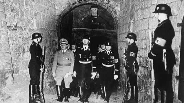 Hitler, OKLT bilimlerle de ilgileniyordu. Alman rknn gemiteki byk bir uygarln (ATLANTS'in) devam olan stn bir rk olduunu dnyordu.   <br><br>  Adolf Hitler spiritel (ruhsal) bilgilerle ve bu kanaldan yaplan dnya d balantlarla da ilgilenmekteydi. Her ne kadar da bilinen alldk tarih kaytlar iinde yer almasa da Hitler'in UFO'lar ile ilgili bir takm almalar yapt ve hatta UFO'lar kulland dorudur.   <br><br>  nanmas hayli g bir speklasyona gre o zamanlar Adolf Hitler'in sa kolu Genaral Himmler'e bu grev verilmiti.  <br><br>  O da son derece negatif bir varlk olduu iin dnce formu eklinde negatif Orion'lu uzayllardan yardm alarak ok gelimemi UFO aralar yaparak kullandklar sylenebilir ama gelimi UFO'lar kullanmalarna 'Dnya D Konfederasyon' tarafndan izin verilmemitir...  <br><br>  Eer dnyaya koruyucular ve Satrn Konseyi tarafndan karantina uygulanmam ve zgr irade yasas olmasayd, Hitler gelimi UFO'lar devreye alacak ve tm dnyay 1 hafta iinde denetim altna alabilecekti...   