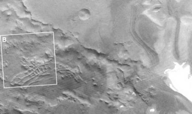 Mars'n gney kutbunda esrarengiz dikdrtgen ve kare eklinde duvara benzer buluntular grlmt ki, NASA bunlara 'nka ehri' adn vermiti.  <br><br>  Daha evvel de bahsettiimiz gibi bir Haunebu-III uzay gemisi 19.Test uuundan sonra, Nisan 1945'in sonunda kutuptaki s'den (NeuSchwabenland) havalanarak Mars'a doru yola kmt.   <br><br>  Acaba Haunebu-III, 70 kiilik mrettebat ile ki bunlar arasnda SS rgtne mensup kadnlar da vard- daha dnya atmosferinde iken, uzay gemisi tarafndan oluturulan 'Zaman Kaymas' sonucu 500 milyon yl geriye gitmi olamaz m? Okltizm, boyut atlama gibi uralara dalan bir lkeden beklenmeyecek eyler de deil aslnda...      