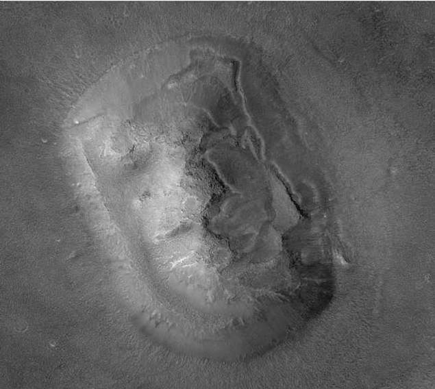 Almanya'nn bu tarz almalar ve deneyler yapmasndaki asl amacnn hammadde kaynaklarnn yetersizliinden tr sava kaybettiini dnmesi ve eksiklii dnya dndan temin etme abalar olduu sylenir.   <br><br>  zellikle Mars zerinde kurulacak bir koloni iddialar, hem o dnemde hem de halen geerliliini korumaktadr. Bu iddialar, iddia olmaktan karan birka gelime de vardr elbette: Viking-1 uydusu, 24 Temmuz 1976'da Mars'a inmesi ile dnyaya ilgin resimler gndermeye balad.   <br><br>  Bunlar arasnda Cydonia Blgesinde bulunan nl nsan Yz (Msr'daki Sfenks'in bana benzemektedir) ve bunun 15 km. uzanda bulunan piramitler, devasa ehir ykntlar ok dikkati ekmiti.   <br><br>  nsan eliyle yapay olarak olutuu kesin olan bu yaplarn nasl olutuu ile alakal ortaya atlan pek ok iddia var. En karanlk olan ve belki de en ilgi ekici olanna bakalm biz, Zaman Kaplar ya da Zaman Kaymalar olarak bilinen kavramlara...        