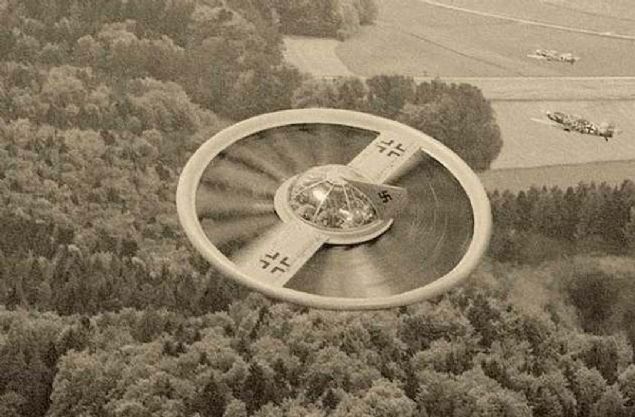 Gelmi gemi en byk khin kabul edilen Nostradamus un da Naziler ve Hitlerle ilgili drtlkleri vardr. Drtlklerinin bazlarnda 3 adet sa kartndan bahseder.   <br><br>  Nostradamus yorumcularna gre bunlardan ilki Napolyon ikincisi de Hitler'dir. Bir drtlkte ise ak bir ekilde hister kelimesi geiyor.  <br><br>  Baz yorumculara gre bu apak ekilde Adolf Hitleri iaret ediyor. Baz yorumculara gre buradaki hister kelimesi deli-lgn manasnda yani yine Hitleri kastediyor.          