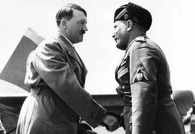 Almanya'da ortaya kan yeni tarihi kaynaklar Hitler'in savan son dneminde UFO'lara benzeyen uaklar gelitirdiini ortaya koydu.   <br><br>  Alman belgeseline gre 1943 ylnda Naziler Avrupa'da stnln korumaya devam ediyordu. Ancak dier blgelerde ordular gerilemeye balamt.  <br><br>  Bunun zerine Hitler areyi Pseudonym 7 ad verdii kanatsz uaklar retmekte buldu. Andreas Epp adl bir mhendisten alnan planlarla hazrlanan prototip uaklar, radarlara yakalanmyor ve kendi evrelerinde dnerek hareket ediyordu. Hazrlanan 15 prototip uan grn UFO'lara benziyordu.        