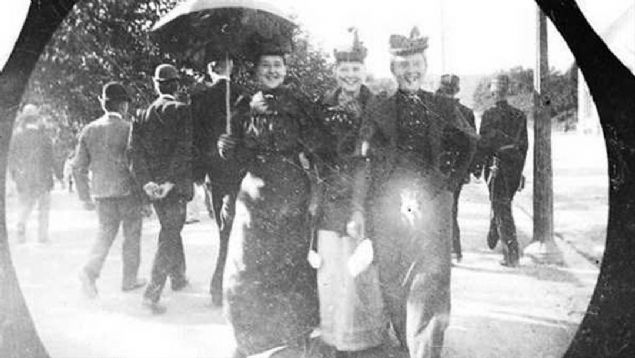 1872-1957 yllar arasnda yaayan Norveli Carl Stormer da ou insan gibi insanlarn gnlk hayatn aknda fotoraflarn ekmeyi hobi edinmiti.   <br><br>  Fark ise bunu gizli olarak ve 1890'larda yapyor olmasyd.     