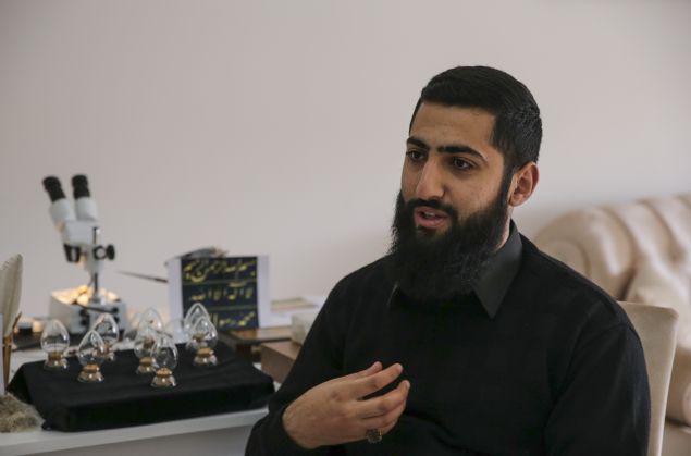 <p>  	<strong>- Özel mürekkep hazırladı, gelincik kılıyla yazdı</strong></p>  <p>  	Osmanlı döneminde 17'nci yüzyılda yaşamış hat sanatçısı Seyyid Kasım Gubari'nin 400 yıl önce pirinç tanesine İhlas suresini yazdığını belirten Tekin, bu çalışmanın ilham kaynağı olması ve Gubari hat sanatının gelecek nesillere aktarılması amacıyla pirinç tanesine besmele ve İhlas suresini yazdığını bildirdi.</p>