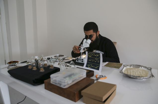 <p>  	Eserlerinde "Gubari" mahlasını kullandığını belirten Tekin, şunları kaydetti: "Çalışmalarımı Keçiören Belediyesi Dutluk Konak Sanat Merkezi bünyesindeki 200 yıllık bir konakta yapıyorum. Eserlerim orada da sergileniyor. Aynı zamanda evde de mikroskop ve diğer malzemelerim var. Genellikle pirinç tanesini bir toplu iğnenin ucuna yerleştirerek cam fanusta muhafaza ediyorum. İhlas suresinin Medine'ye gitmesi dolayısıyla, Peygamber Efendimize bir tazim olarak cam fanusun içine mikro ölçülerde gül koydum."</p>  <p>  	(AA)</p>