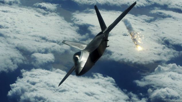 F-22, Havadan havaya saldrlar iin, 6 adet AIM-120C ve 2 adet AIM-9 gdml AA fze tayabilme kapasitesine sahip.     