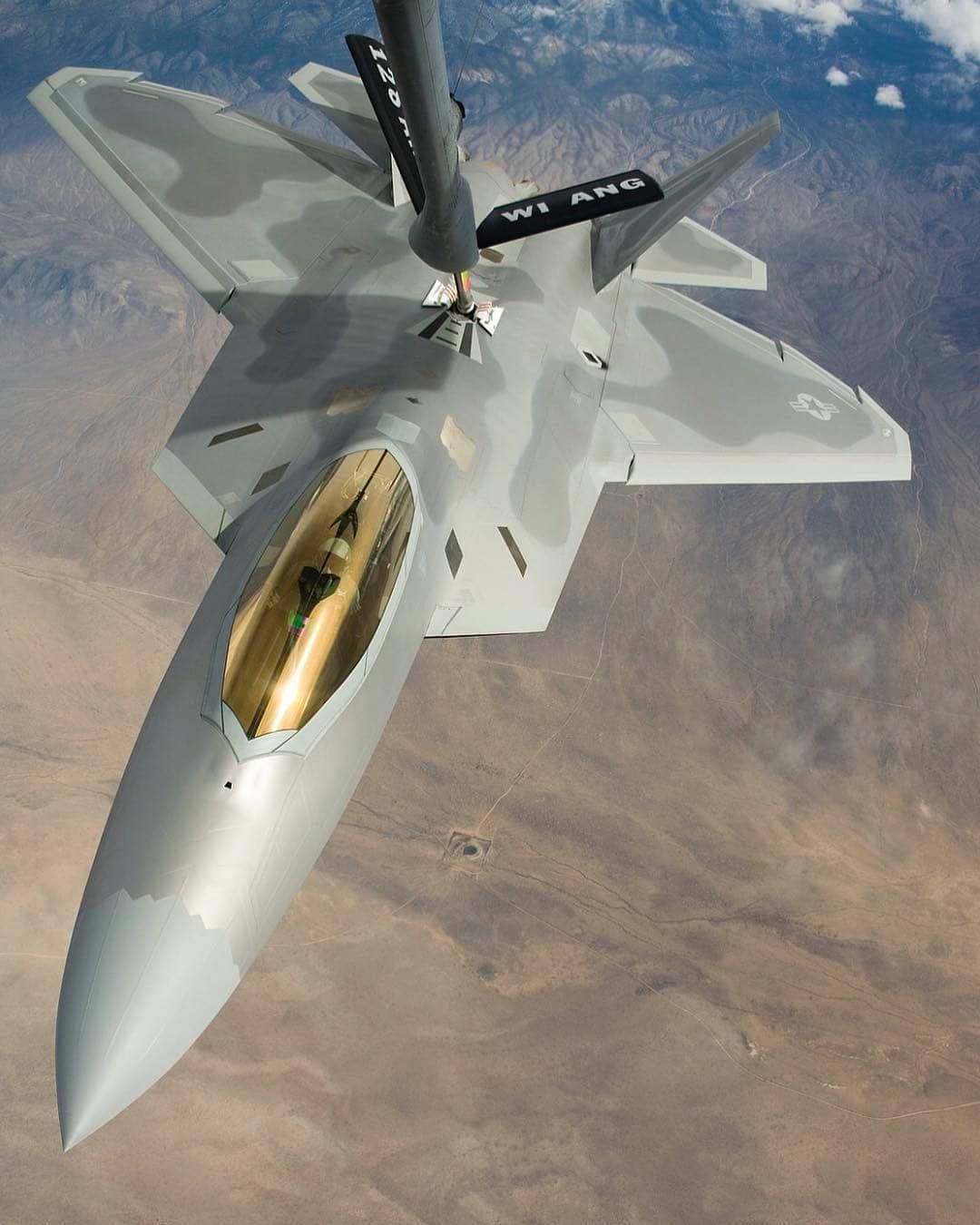 F-22 dk saptanabilme yetenei, yksek manevra kabiliyeti, gelimi entegre avionikleri ve 'afterburner'sz spersonik seyir salayan aerodinamik performans ile ne kmaktadr.       