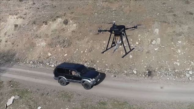  G�venlik g��lerinin kullan�m�na sunulan milli �r�nlere silahl� drone Songar ile bir yenisi ekleniyor. 