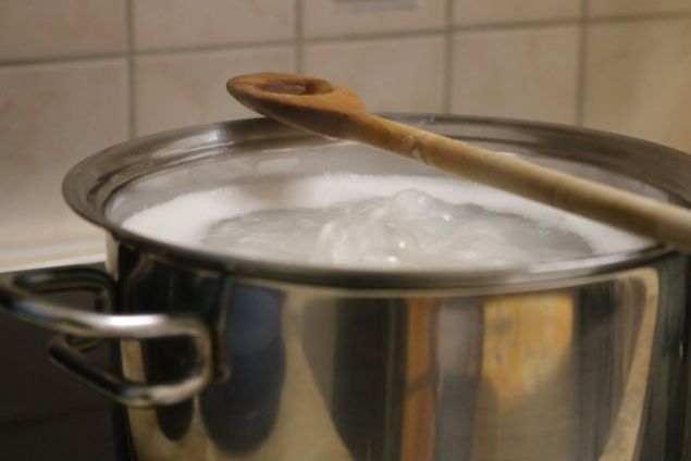                                                                 Tencerenin banda beklemek istemediiniz zamanlarda tamasn nlemek iin tahta bir ka tencerenin zerine yatay ekilde yerletirebilirsiniz.                                                        