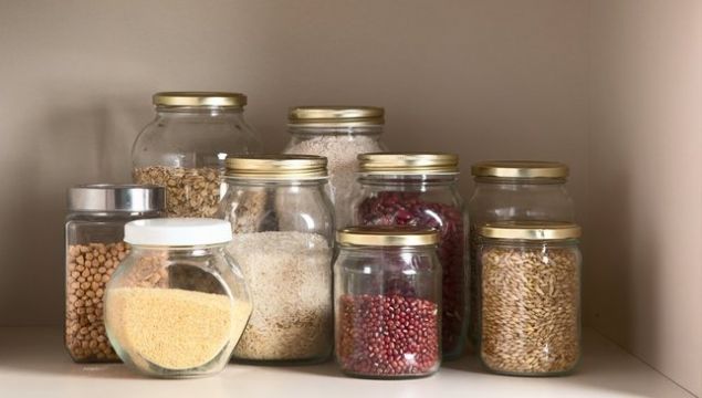                                                                 Almayan kavanoz kapan scak suyun altna tutarsanz metal genleir ve kavanozu kolayca aabilirsiniz.                                                          