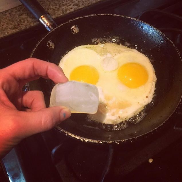                                                                 Sahanda yumurta yaparken tavaya bir buz kp koyun. Eriyen buz yumurtalar saniyeler iinde piirmeye yardmc olacak ve her bir ksm eit ekilde piecektir.                                                        