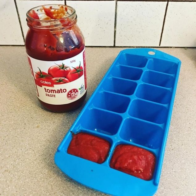                                                                 Domates salasn bir kavanozun iinde brakrsanz, kurur ve hzl bir ekilde kflenir. Onun yerine bir buzlukta dondurun ve piirirken ihtiyacnz olan kadar karp yemeinize ekleyin.                                                          