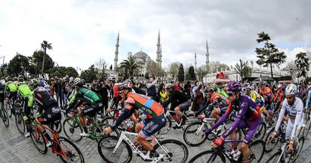                                                                 55. Cumhurbakanl Trkiye Bisiklet Turu'nu Felix Grossschar kazand  <br><br>  2019 ylnn Nisan aynda, 55. Cumhurbakanl Trkiye Bisiklet Turu'nu Bora-Hansgrohe takmnn Avusturyal bisikletisi Felix Grossschartner kazand.   <br>  Bora-Hansgrohe takmnn 25 yandaki bisikletisi Grossschartner, alt etap sonunda elde ettii 24 saat 53 dakika 58 saniyelik derecesiyle genel klasmanda ilk srada yer alarak turkuaz mayonun sahibi oldu ve TUR 2019'da ampiyonluu elde etti.   <br>  55. Cumhurbakanl Trkiye Bisiklet Turu'nda Trkiye gzellikleri klasmannda ise milli sporcu Feritcan aml, birinci etabn ardndan giydii ve hi karmad beyaz mayonun sahibi oldu.                                                         