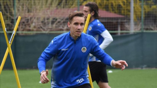                                                                 Aytemiz Alanyaspor'un ac kayb  <br><br>  Sper Lig'de stikbal Mobilya Kayserispor ile oynadklar karlamann ardndan Alanya'ya dnmek iin yola kan Alanyasporlu baz futbolcular tayan zel minibsn devrilmesi sonucu ar yaralanan ek oyuncu     yaamn yitirdi.   <br>  Kayserispor ile 1-1 berabere kalan Alanyaspor kafilesinden Caulker, Dlajma, Baiano, Cisse, Welinton, Sackey ve Sural, birlikte Alanya'ya dnmek iin VIP minibs kiralad. Kayseri'den yola kan minibs, Antalya-Alanya kara yolunda, ehir merkezine 5 kilometre kala Dinek mevkisinde yoldan karak devrildi. Kazada Josef Sural vefat etti.   <br>  28 yanda hayatn kaybeden 2 kz ocuu babas Sural, kariyerinde Aytemiz Alanyaspor'un yan sra lkesinin Zbrojovka Brno, Slovan Liberec ve Sparta Prag takmlarnda forma giydi.                                                         