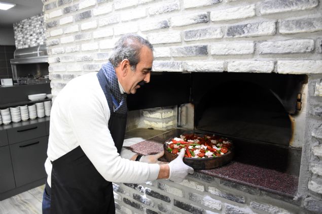 <p>  	Kayseri'ye gelen yerli ve yabancı turistlerin "fırın ağzı"nı beğenerek yediğini vurgulayan Metin, bu lezzeti herkesin tatması gerektiğini anlattı.</p>
