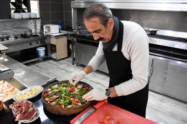 <p>  	Pastırması, sucuğu ve mantısıyla ünlü Kayseri'nin önemli lezzetlerinden "fırın ağzı", 1 gün sütte, 2 gün zeytinyağında bekletilip, taş fırınlarda yaklaşık 3 saatte pişirilerek damaklarda ayrı bir tat bırakıyor.</p>