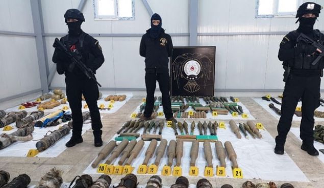 Diyarbak�r'da istihbarat birimlerince uzun s�ren takibin ard�ndan Ba�lar, Kayap�nar ve ��nar ile �anl�urfa'n�n Siverek il�esindeki Karacada� b�lgesinde 8- 12 Aral�k'ta d�zenlenen 2 operasyonda ter�r �rg�t� PKK'n�n sansasyonel eylemlerde kullanaca�� 371 kilo 475 gram patlay�c� ile 8 el bombas�, 12 el yap�m� roket, 7 t�fek ile �ok say�da fi�ek, elektrikli kaps�l, uzaktan kumanda, verici devre, ak�m�l�er, pusula, silah d�rb�n, �rg�tsel dok�man ve ya�amsal malzeme ele ge�irildi. Operasyonda 44 ki�i g�zalt�na al�nd�. ��phelilerden 21'i mahkemece tutukland�. 