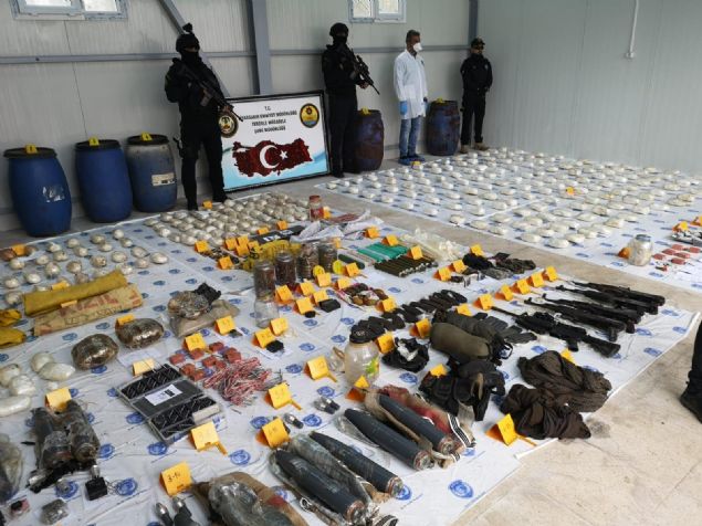 BE��KTA�'TAK� SALDIRIDA KULLANILAN PATLAYICILAR KARADA� B�LGES�NDE �STANBUL'A G�T�R�LM��    Diyarbak�r'da d�zenlenen 2 operasyonda, 10 Aral�k 2016'da �stanbul'da Be�ikta� ile Bursaspor kar��la�mas� i�in Vodafone Park Stad� etraf�nda emniyet tedbiri alan g�venlik g��lerine y�nelik 39'u polis, 47 ki�inin �ehit oldu�u 2 bombal� sald�r�da kullan�lan patlay�c�lar�, Karacada� b�lgesinden al�p, �stanbul'a g�t�renler de g�venlik g��lerinin �al��mas�yla ortaya ��kt�. Yap�lan istihbari �al��mayla Karacada� b�lgesinde g�m�l� patlay�c�lar� �stanbul'a g�t�ren ki�ilerin, Diyarbak�r'daki operasyonda tutuklanan 21 ki�iden A.E. ve o�lu B.E. oldu�u belirlendi. 