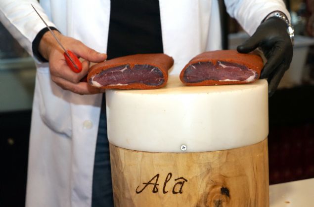 <div>  	<strong> “Kastamonu pastrmas, doal artlarda üretiliyor”</strong></div>  <div>  	  Kastamonu pastrmasnn doal artlarda üretildiini söyleyen Pastrma üreticisi Sedat Tabakolu da, “Kastamonu pastrmas, doal artlarda pastrma yaznda yaplan ve hiçbir katk maddesi kullanlmadan yayla hayvanlarn kullanarak yapm olduumuz bir üretimdir. Kayseri pastrmas ise artk fabrikasyona dönmütür yani katk maddesi kullanlarak yaplan bir üretimdir” ifadelerini kulland.</div>  <div>  	 </div>  <div>  	<strong>  “Kastamonu pastrmas, Kayseri pastrmasndan çok üstündür”</strong></div>  <div>  	  Kendisinin haftada 500 gram civarnda pastrma tükettiini söyleyen müterilerden Ouz Gökmen ise, “500 gram pastrmay tek bana yiyorum. Kastamonu pastrmasnn lezzetine bakan herkes, tadna baktktan sonra hangisinin lezzetli olduunu anlayacaktr. Kastamonu pastrmas, Kayseri pastrmasndan çok çok üstündür” dedi.</div>  <div>  	 </div>  