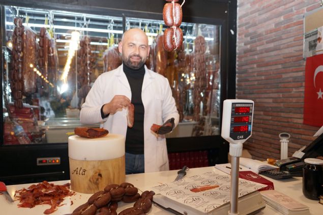 <div>  	Ünlü gurme Vedat Milor’dan sonra Cumhurbakan Recep Tayyip Erdoan’n da lezzetini beendii Kastamonu pastrmas üreticisinin yüzünü güldürmeye devam ediyor. Gastronomi alannda Türkiye’nin önde gelen ehirlerinden Kastamonu’da tespit edilen 812 çeit yemein balca yiyecekleri arasndaki Kastamonu pastrmas, kilosu 140 liradan satlyor. Fiyat nedeniyle dar bütçeli vatandalarn gramla satn alabildii Kastamonu pastrmas her eye ramen büyük rabet görüyor. Tek bir dilimi 4 gram gelen Kastamonu pastrmas, hem incelii hem de lezzetiyle beeni topluyor.</div>  