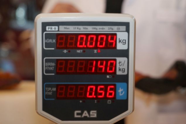 <div>  	<strong> “Pastrmamza tadn Dünyaca ünlü Taköprü sarmsamz veriyor”</strong></div>  <div>  	  Kastamonu pastrmasna tadn Dünyaca ünlü Taköprü sarmsann verdiini söyleyen Pastrma Üreticisi Turgay Kapucuolu, “Kastamonu pastrmas, pastrma yaz dediimiz dönemlerde yani Eylül, Ekim ve Kasm aylarnda bölgemizde bulunan hayvanlarn srt ksmlarndan yaplyor. Kastamonu pastrmas frnda kuruma pastrma deildir, bizim pastrmamz tamamen doal artlarda güne ve hava ile kurutulmaktadr. Bunu zaten artk herkes biliyor. Bizim pastrmamz bu yüzden Kayseri pastrmasna göre biraz daha kurudur. Pastrmamz kuru olduu için biz, pastrmay bçakla keseriz, ince ince dorarz, tel tel olur. Bu da daha güzel yenilmesine, daha tatl ve lezzetli olmasna nedendir. Tabii ki bundan Taköprü sarmsann da önemi büyüktür” dedi.</div>  <div>  	 </div>  