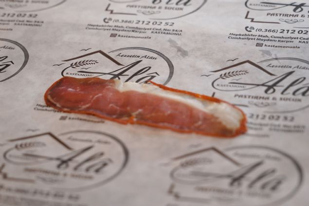 <div>  	<strong>  “Ayda 1-1,5 kilo civarnda pastrma tüketiyorum”</strong></div>  <div>  	  Ayda 1-1,5 kilo civarnda pastrma tükettiini anlatan müterilerden Murat Kaya da, öyle konutu: “Cumhurbakanmzn da söyledii gibi Kastamonu pastrmas bir numaradr Türkiye genelinde. Sarmsa ile dier üretimiyle ön plana çkmaktadr. Kastamonu pastrmas, zamannda ve gerekli olgunlamadan sonra sata sunuluyor. Kendimiz de bu pastrmay tüketmekteyiz. Kastamonu’da pastrmann kilosu 140 lira, ekmeklik pastrma ise 150 liradr. Ben, ayda ortalama 1 kilo, 1.5 kilo kadar tüketiyorum. Ben, Kayseri’ye de gittim, Kayseri pastrmasn da tattm, Kastamonu pastrmasnn yanndan bile geçmiyor” diye konutu.</div>  <div>  	 </div>  <div>  	<strong>  “Emekliye göre fiyat çok ucuz deil”</strong></div>  <div>  	  Emekliye göre pastrmann pahal olduuna iaret eden müterilerden akir Acar da, “Yllardan beri pastrma alrm, lezzeti çok iyidir. Emekliye göre fiyat çok ucuz deil, fiyat u an 140 lira olmu” dedi.</div>  <div>  	 </div>  <div>  	(HA)</div>  