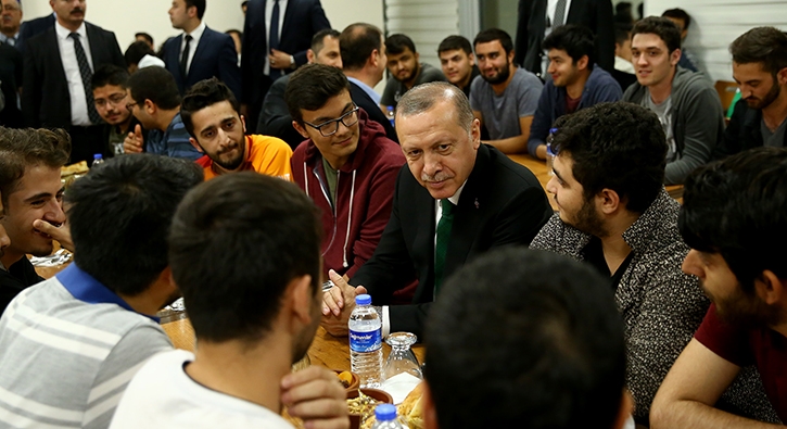 Cumhurbaşkanı Erdoğan'dan sahurda öğrenci yurduna sürpriz ziyaret