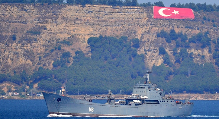 Rus sava gemisi 'Orsk' Akdeniz'e iniyor