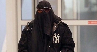 Dnya star havaalanna burka ile girdi