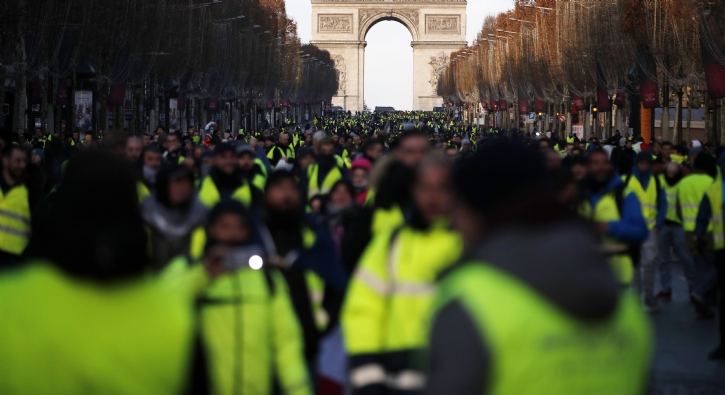 Paris'te 'sar yelekliler'in gsterileri