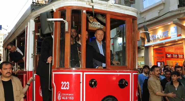 Başkan Erdoğan nostaljik tramvaya bindi